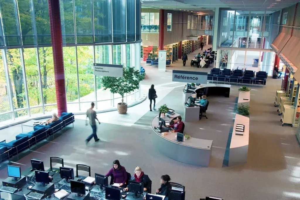 HEC Montréal — atrium de la bibliothèque